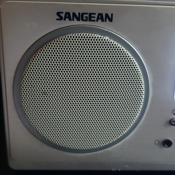 Sangean Wood WR-2 FM RDS AM Digital Table Top Radio w/ Aux Input - Picture 2 of 5
